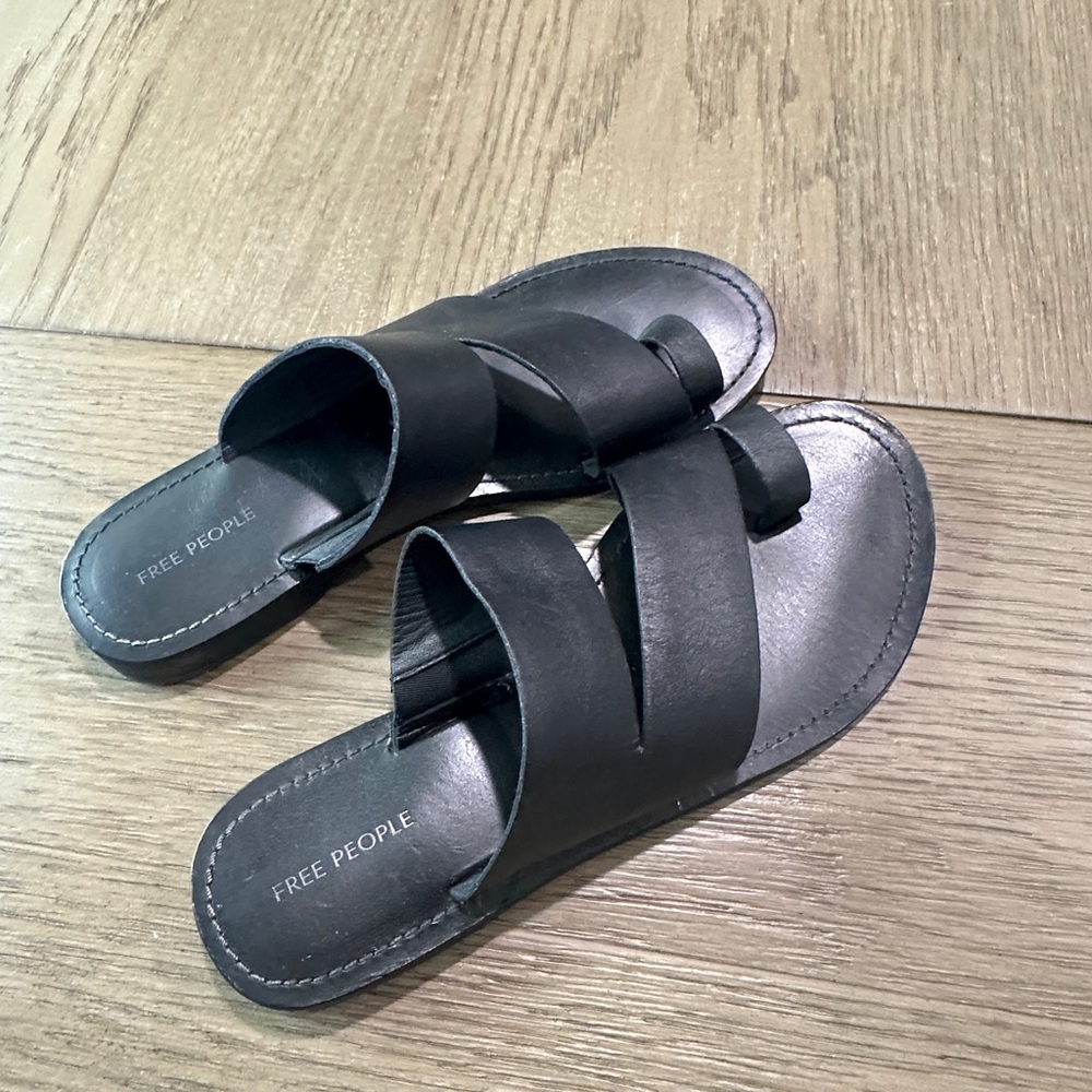 Free People Toe Ring Sandals Size EU 37 / U.S. 6.5-7 Black - Picture 9 of 9
